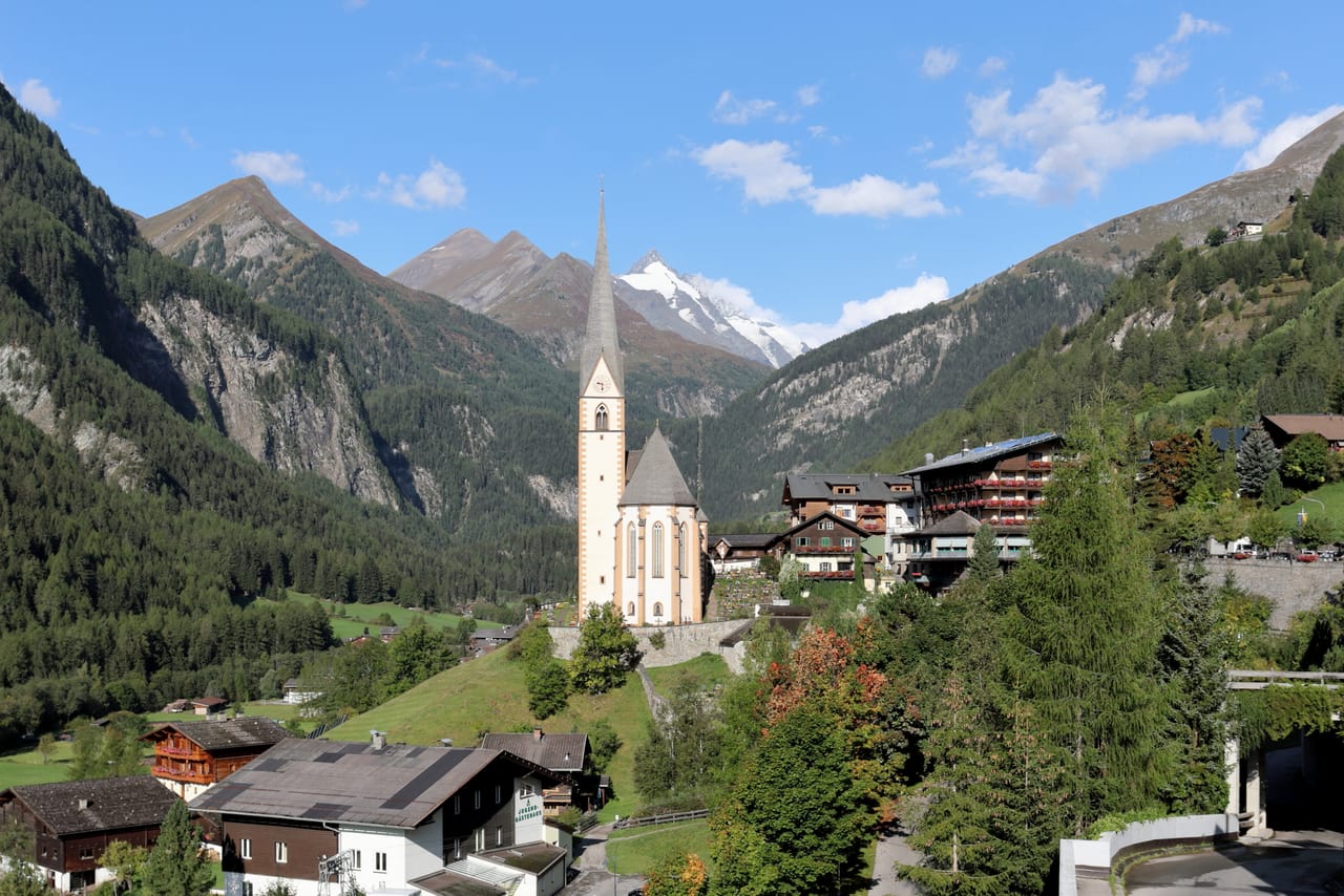 Heiligenblut et le clocher de Saint-Vincent, devant le Grossglockner enneigé.