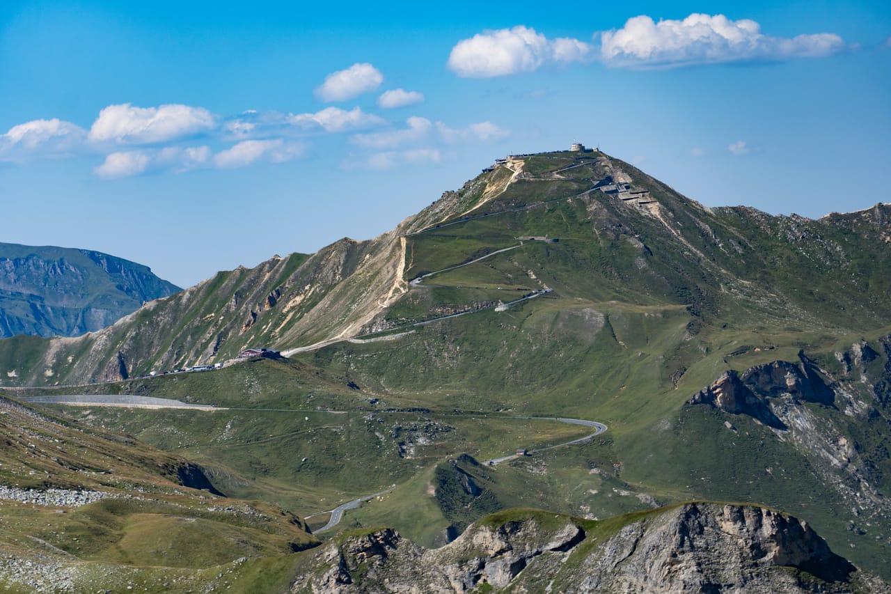 La bretelle de l’Edelweißspitze en lacets sur l’alpage, et la route du Grossglockner en contrebas.