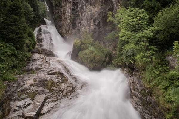 La chute de Bad Gastein dévale les rochers, entre les arbres.