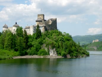 Le château de Niedzica sur son rocher, au-dessus du lac de Czorsztyn.
