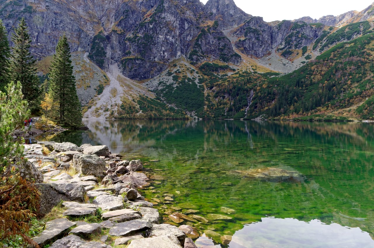 Morskie Oko et son eau verte, au pied des parois des Tatras.