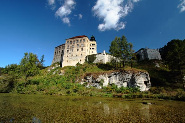 Le château de Pieskowa Skała sur son rocher calcaire, dans la vallée de la Prądnik.