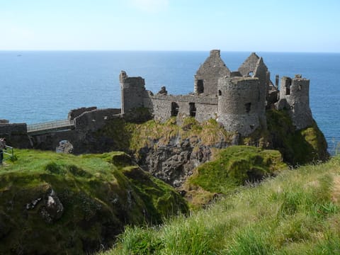 Les ruines de Dunluce au bord de la falaise.