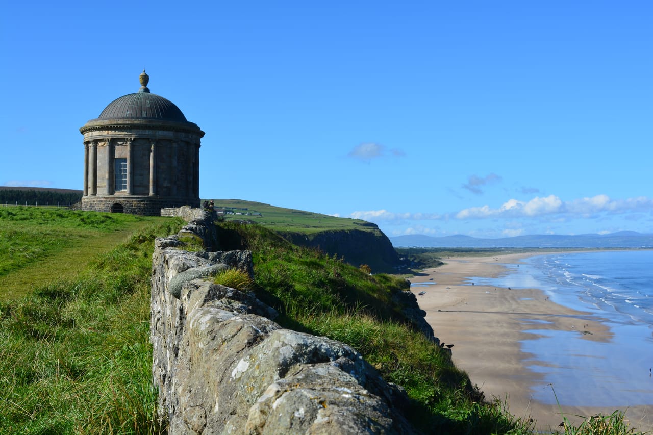 Le temple de Mussenden au bord de la falaise, au-dessus de la longue plage de Downhill.