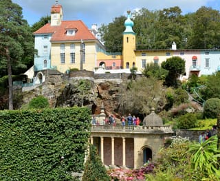 Portmeirion, ses maisons pastel et son campanile au milieu des jardins.