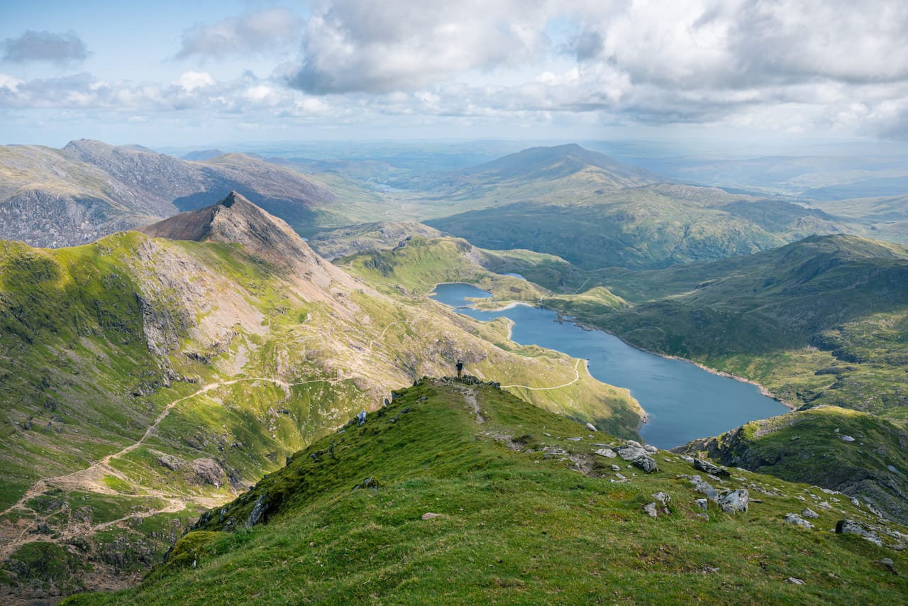 Le lac Llydaw et la crête de Crib Goch, vus des pentes de Yr Wyddfa.