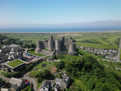 Le château de Harlech sur son rocher, au-dessus des dunes et de la mer.