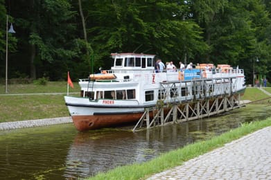 Un bateau sur son chariot au plan incliné de Buczyniec, canal d’Elbląg.