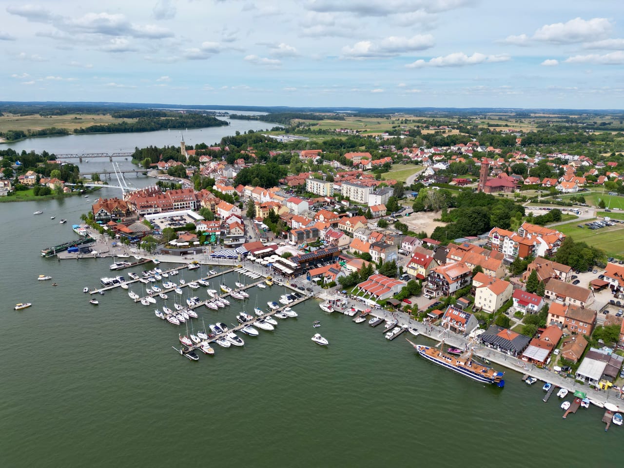 Mikołajki, son port de plaisance et ses lacs, vus du ciel.