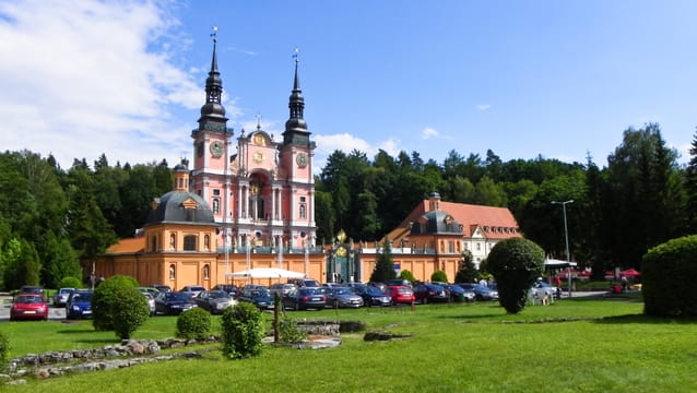 Le sanctuaire baroque de Święta Lipka et ses deux tours.
