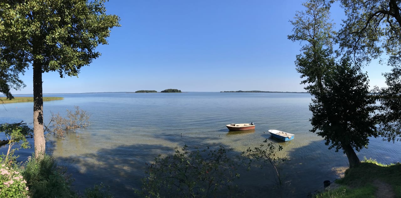 Le lac Śniardwy, le plus grand de Pologne, et deux barques à Niedźwiedzi Róg.