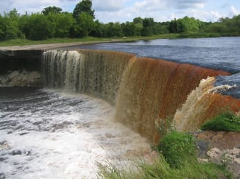 La chute de Jägala et son rideau d’eau ambrée.
