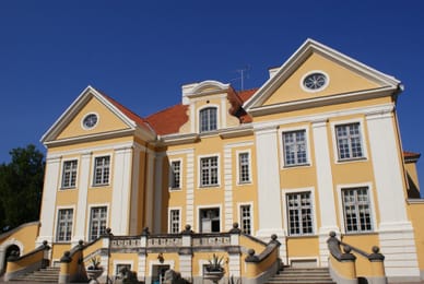 La façade jaune du manoir de Palmse.