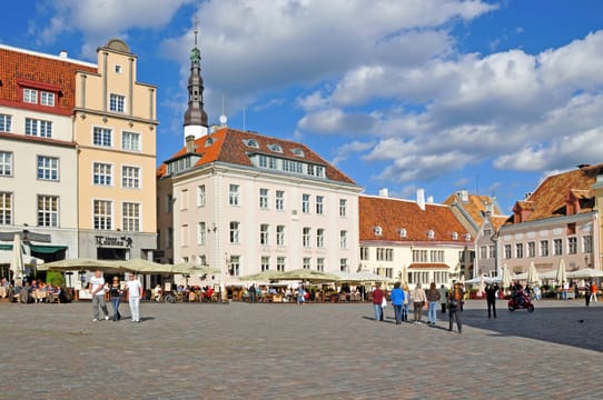 La place de l’hôtel de ville de Tallinn, ses façades à pignons et ses terrasses.