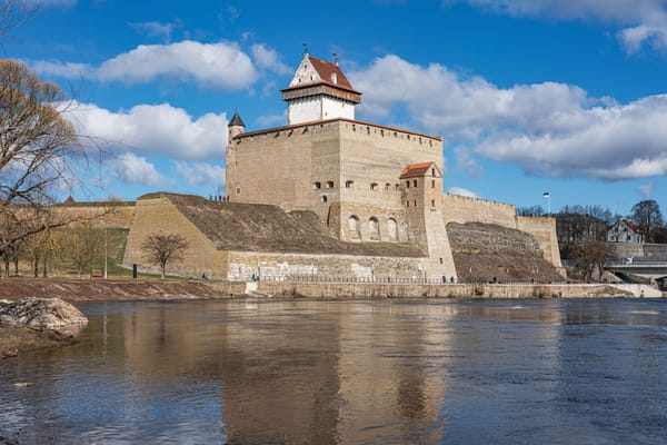 Le château Hermann de Narva, reflété dans la rivière qui marque la frontière russe.