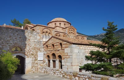 Les coupoles et les murs de brique et de pierre d’Ossios Loukas.