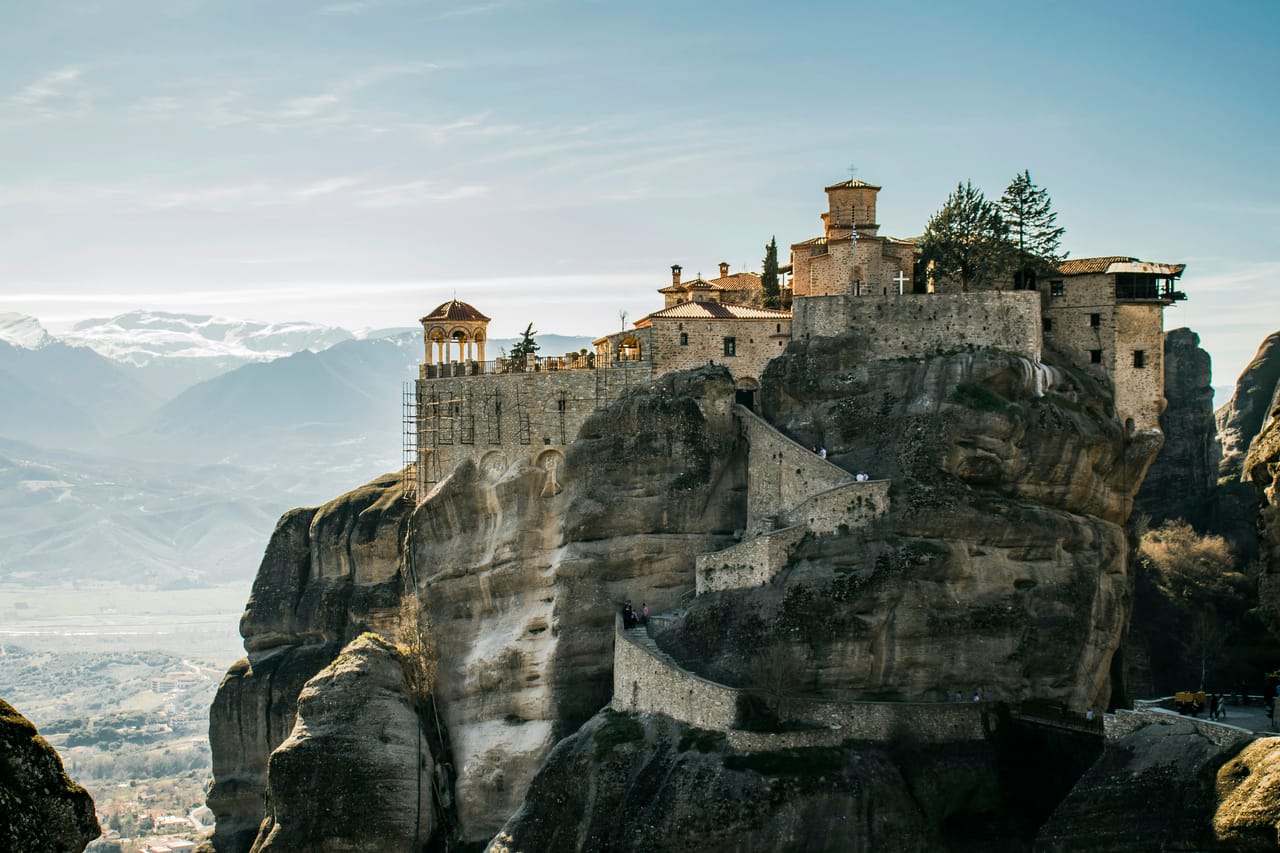 Le monastère de Varlaam au sommet de son rocher, face aux montagnes.