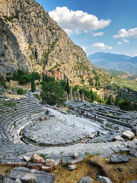 Le sanctuaire d’Apollon à Delphes, son théâtre et son temple sur les pentes du Parnasse.