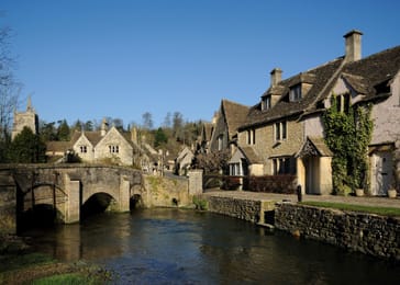 Le pont de pierre sur la By Brook, à Castle Combe.