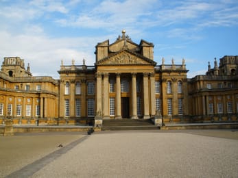 La façade baroque et la cour d’honneur de Blenheim Palace.