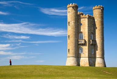 Broadway Tower et ses tourelles, sur la colline de Broadway.