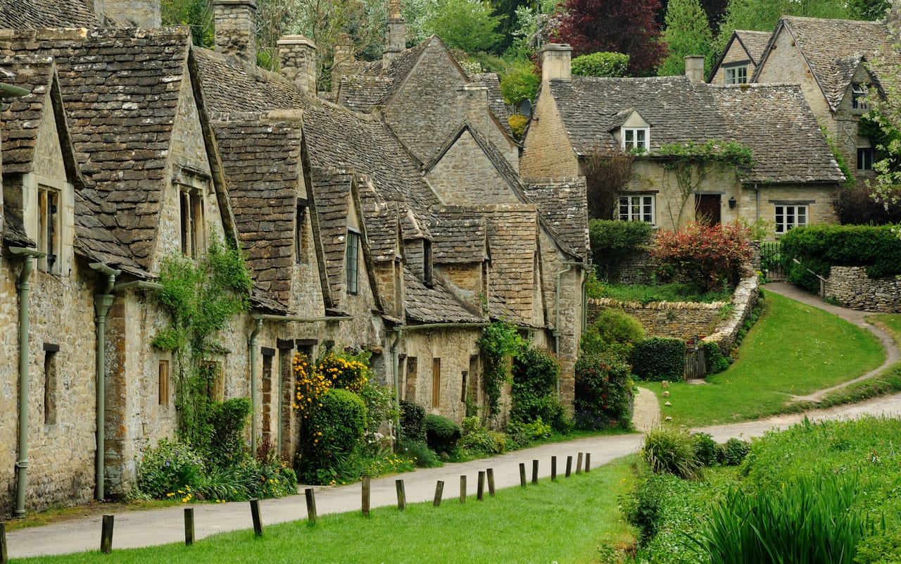 Arlington Row à Bibury, des cottages de tisserands en pierre au toit de lauzes.