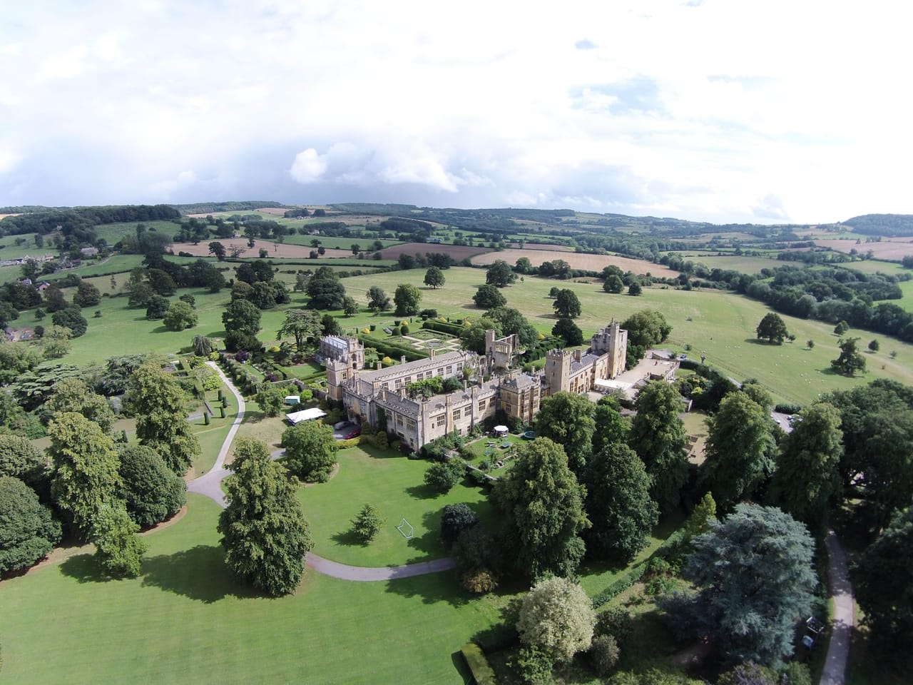 Sudeley Castle et son parc, au milieu des collines boisées des Cotswolds.