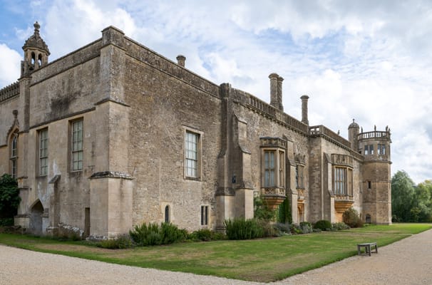 La façade sud de Lacock Abbey.