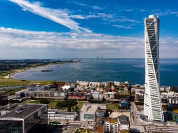 La Turning Torso au-dessus de Västra Hamnen, avec le pont de l’Øresund au fond.