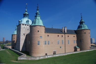 Le château de Kalmar et ses tours coiffées de cuivre vert.