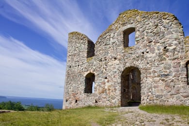La ruine de Brahehus au-dessus de Gränna, face au lac Vättern.