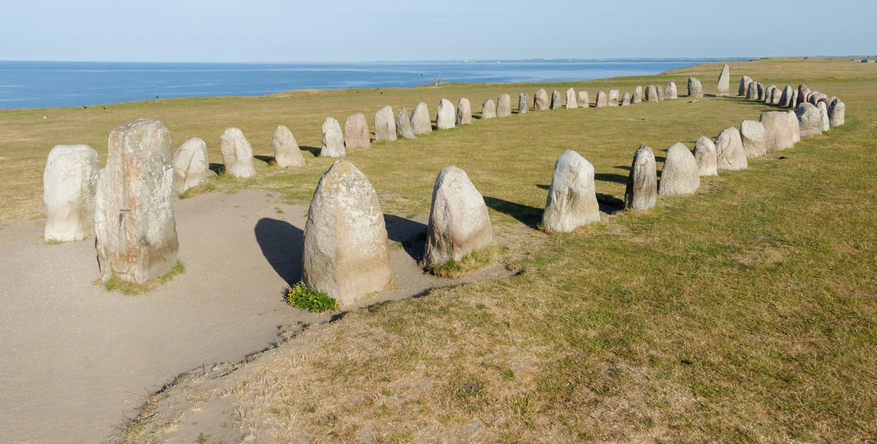 Ales stenar vu d’en haut : le navire de pierres levées en entier sur la falaise de Kåseberga, face à la Baltique.