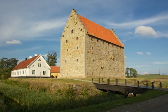 Glimmingehus, son pignon à redents, ses douves et sa passerelle de bois.