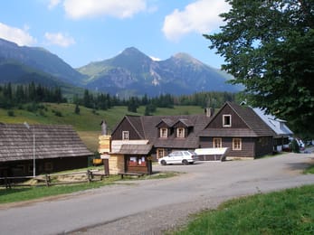 Les maisons de bois de Ždiar, au pied des sommets des Tatras.