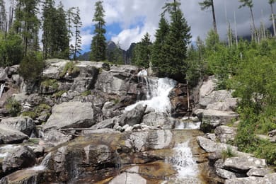 La grande cascade du Studený potok, en gradins sur le granit, sous les sommets.