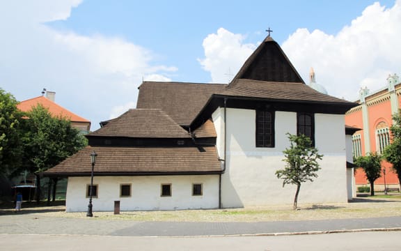 L’église articulaire en bois de Kežmarok, blanche sous ses toits de bardeaux.