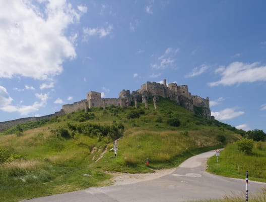 Les ruines du château de Spiš sur leur colline, et la petite route qui y monte.