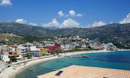 La baie de Himarë, sa plage et ses montagnes.
