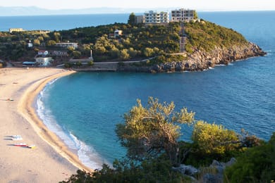 La baie de Jalë, sa plage en croissant et son eau turquoise.