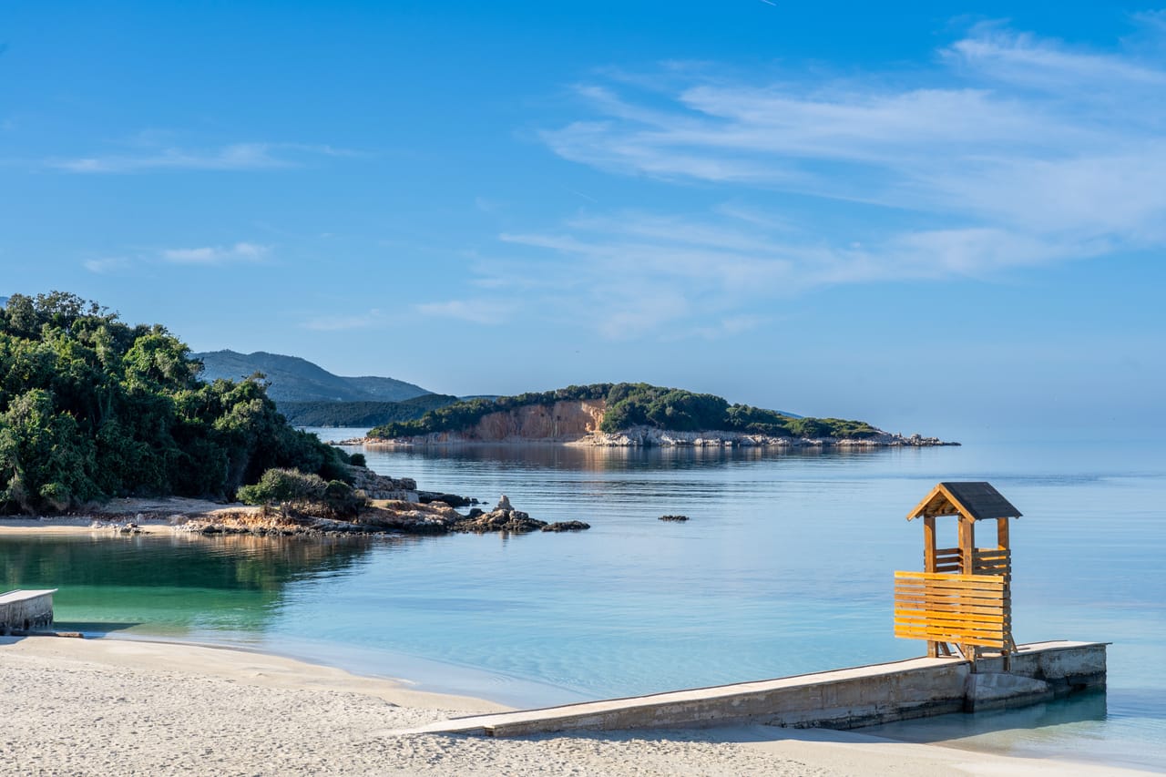 La plage de Ksamil, son eau turquoise et ses îlots boisés.