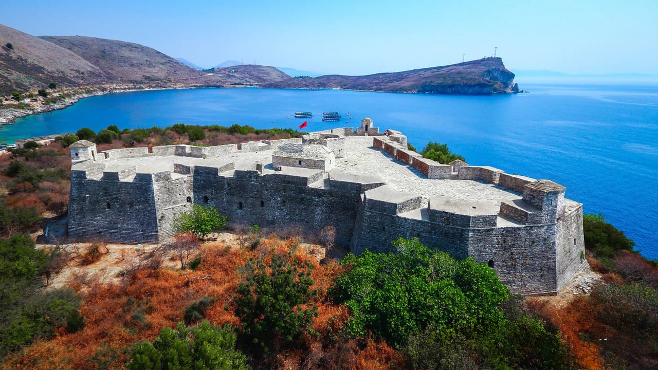 Le château d’Ali Pacha à Porto Palermo, sur sa presqu’île au milieu de la baie.