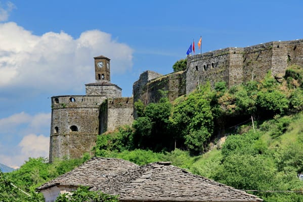La citadelle de Gjirokastër et sa tour de l’horloge, au-dessus des toits de pierre.