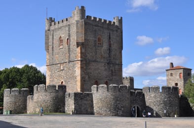 La citadelle de Bragance : le donjon, l’enceinte crénelée et, à droite, la tour de la Princesse.