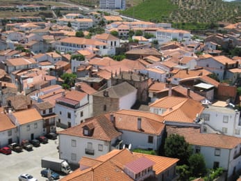 Freixo de Espada à Cinta vu de la Torre do Galo : les toits de tuiles du bourg.