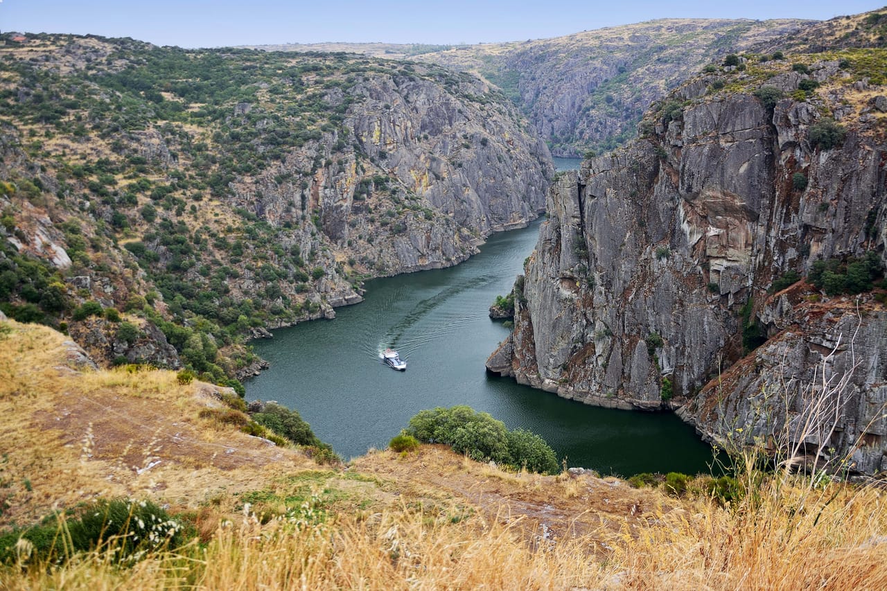 Le Douro au fond de son canyon de granite à Miranda do Douro, là où le fleuve fait frontière.