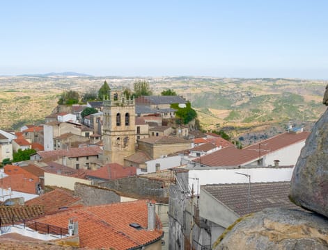 Fermoselle, sur la rive espagnole : le village tient la crête, et les caves sont creusées dans la roche sous les maisons.