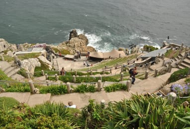 Le Minack Theatre, ses gradins taillés dans la falaise au-dessus de l’Atlantique.