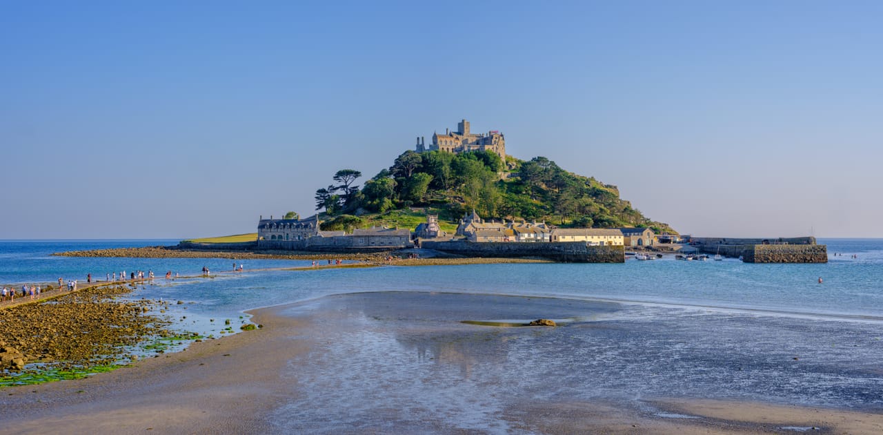 St Michael’s Mount à marée basse, avec la chaussée découverte qui le relie à Marazion.