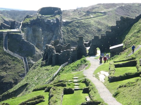 Tintagel : les ruines du château sur la falaise, l’isthme et l’île.