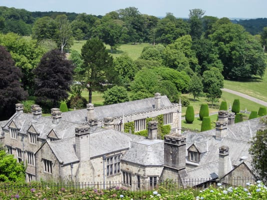 Lanhydrock vu du parc : la maison de granit, ses toits d’ardoise et ses jardins.